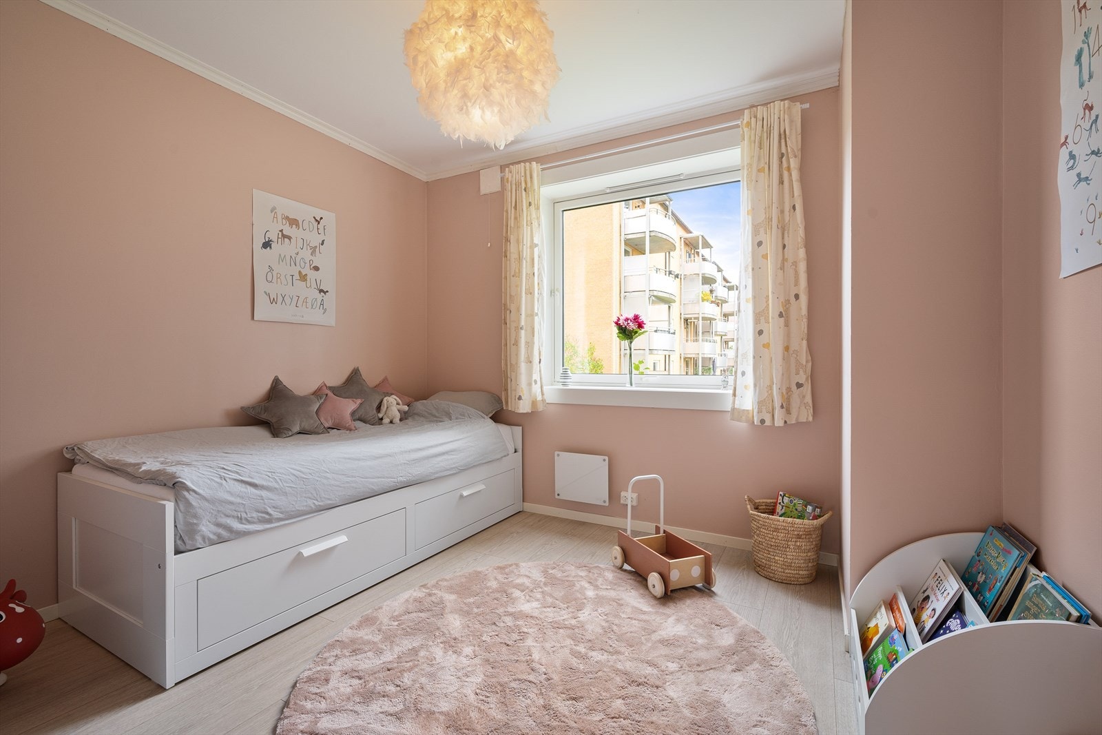 Det minste soverommet vender ut mot rolig fellesområde. Galleribilde