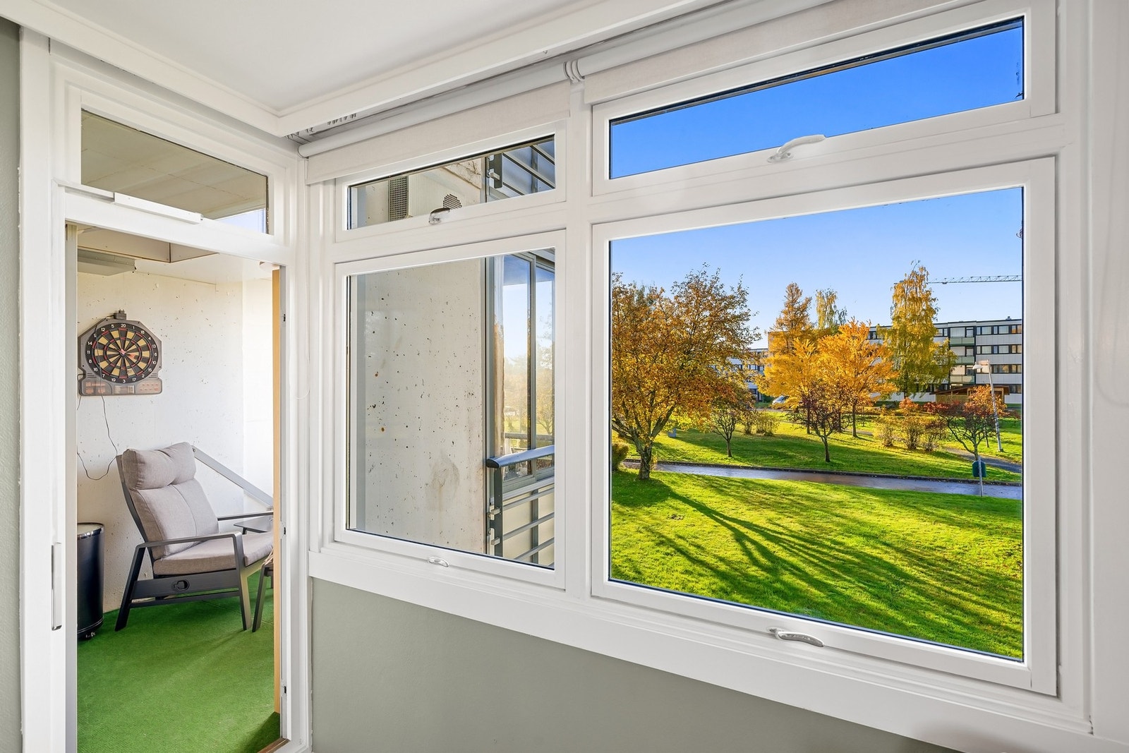 Fra stuen er det utgang til en sørvendt innglasset balkong med gode solforhold. Galleribilde