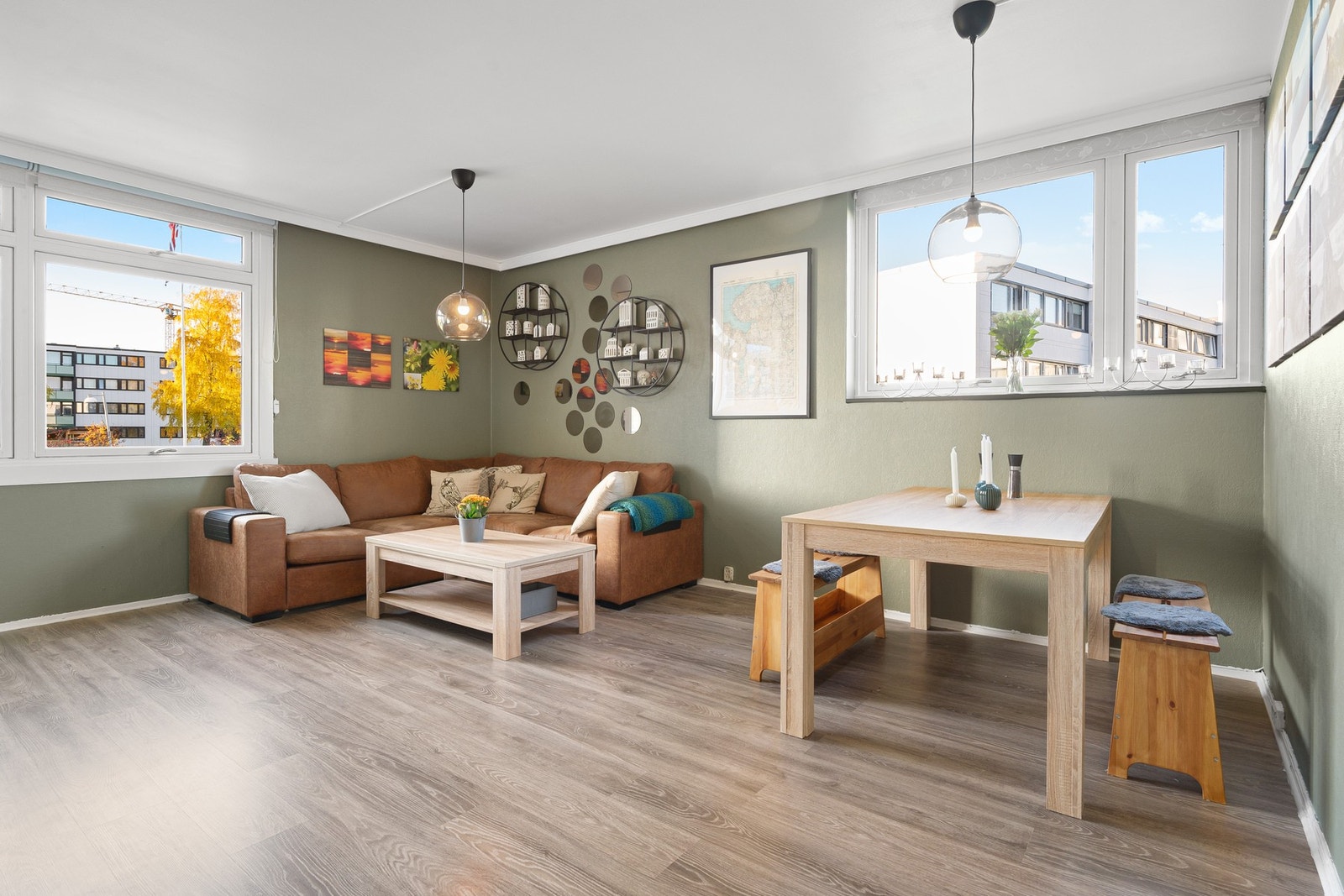 Store vindusflater som sørger for rikelig med naturlig lysinnslipp. Galleribilde