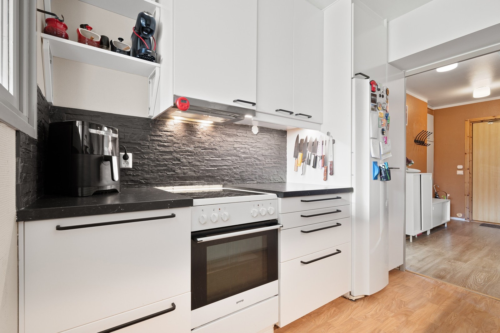 Malt mur på vegg over benkeplate. Galleribilde