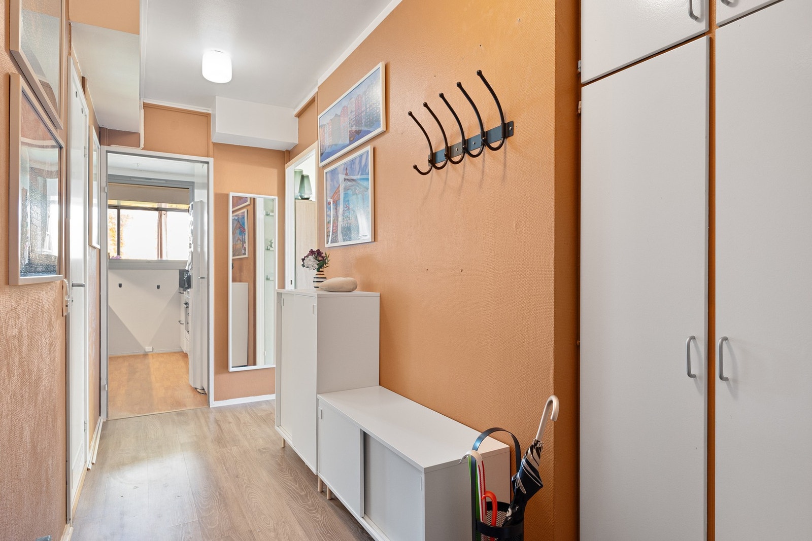 Innbydende entré med gode garderobeløsninger. Galleribilde