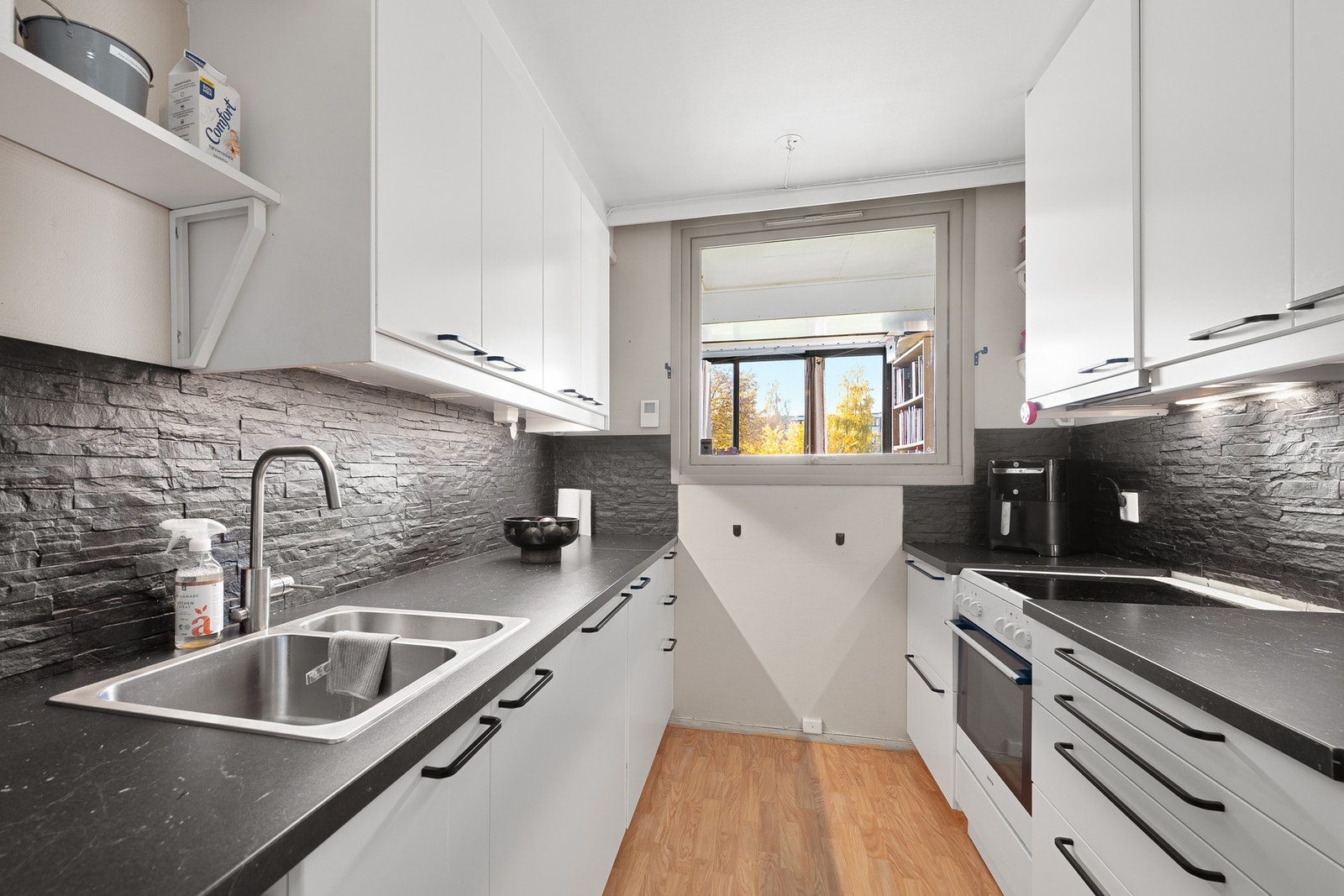 Moderne kjøkken med integrert oppvaskmaskin. Utstyrt med opplegg for vaskemaskin. Galleribilde