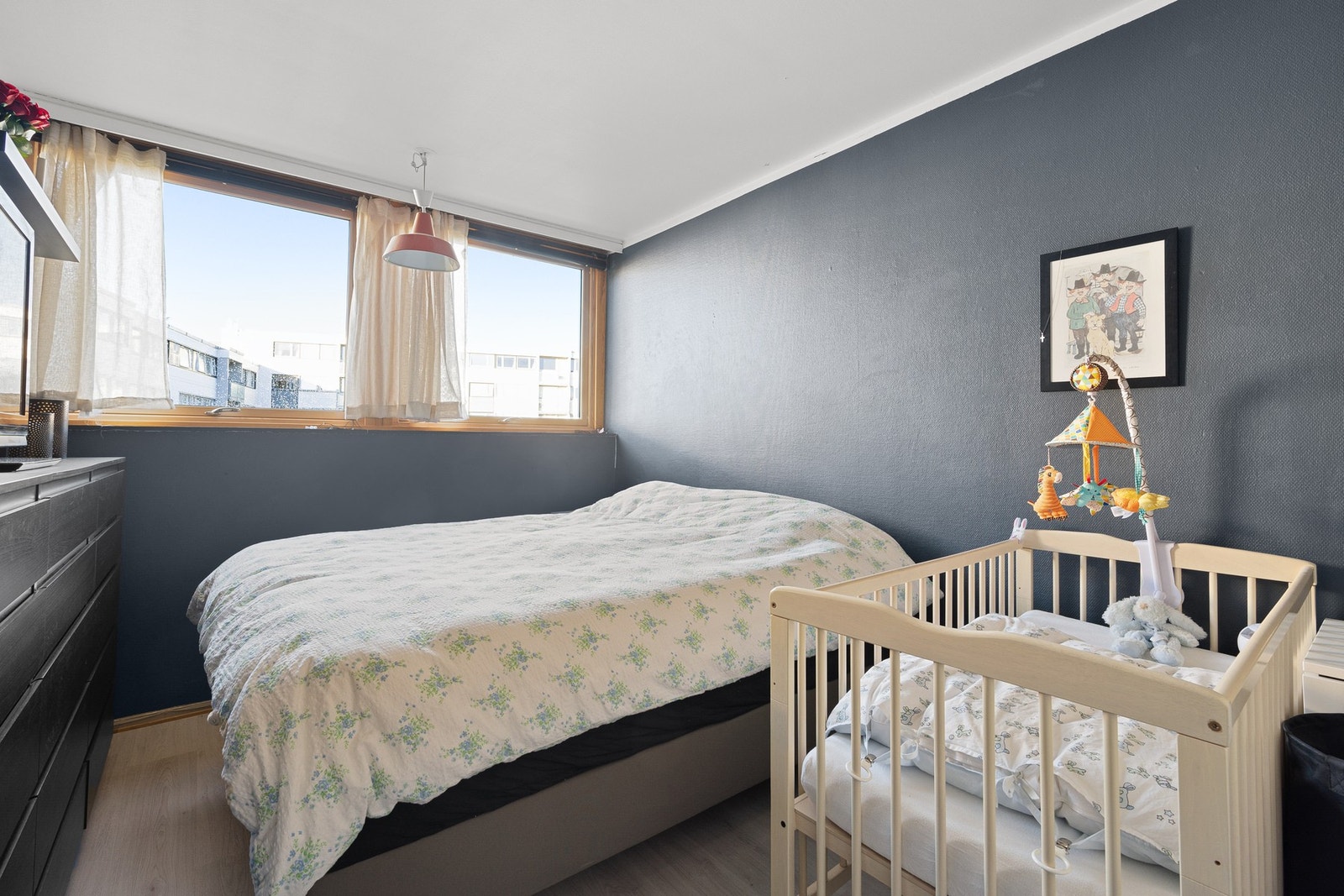 Romslig soverom med store vindusflater og garderobeskap. Galleribilde