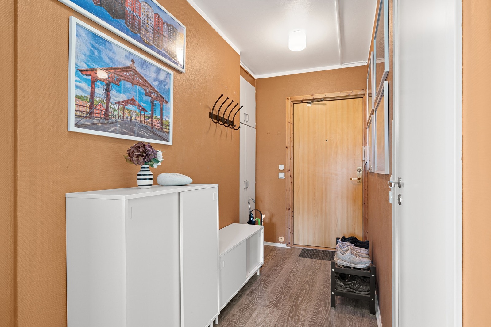 Gode parkeringsmuligheter i borettslaget. Mulighet for å leie garasjeplass. Galleribilde