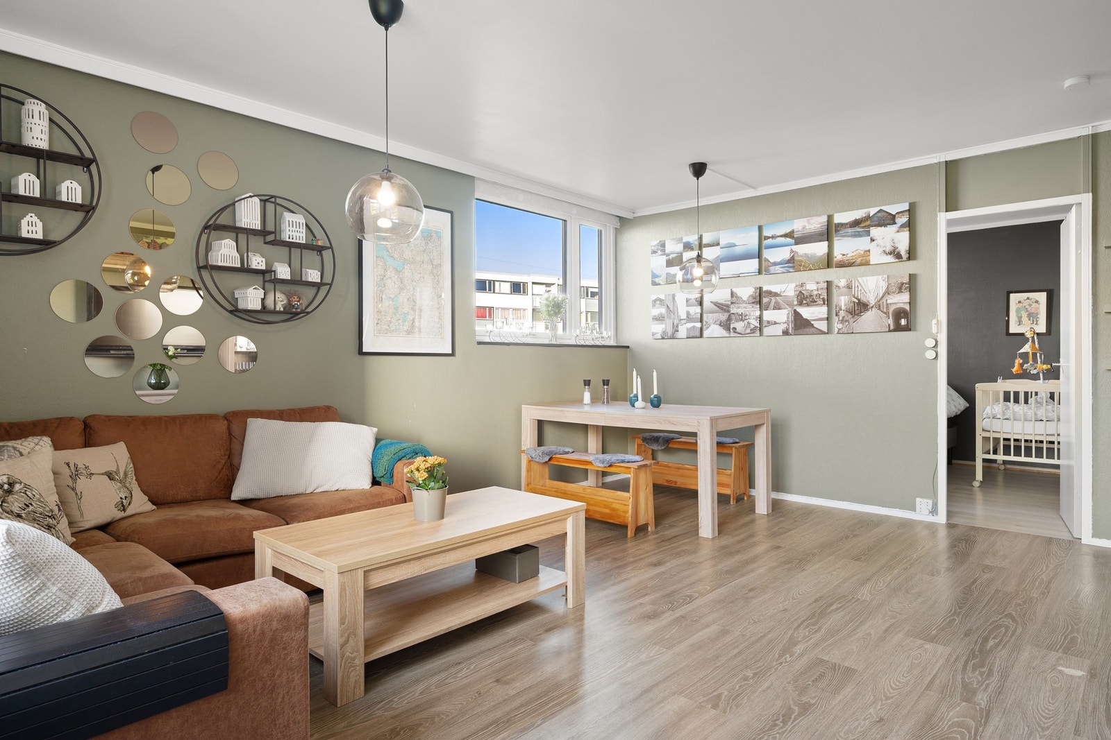 God plass til sofagruppe og spisebord i stuen. Galleribilde