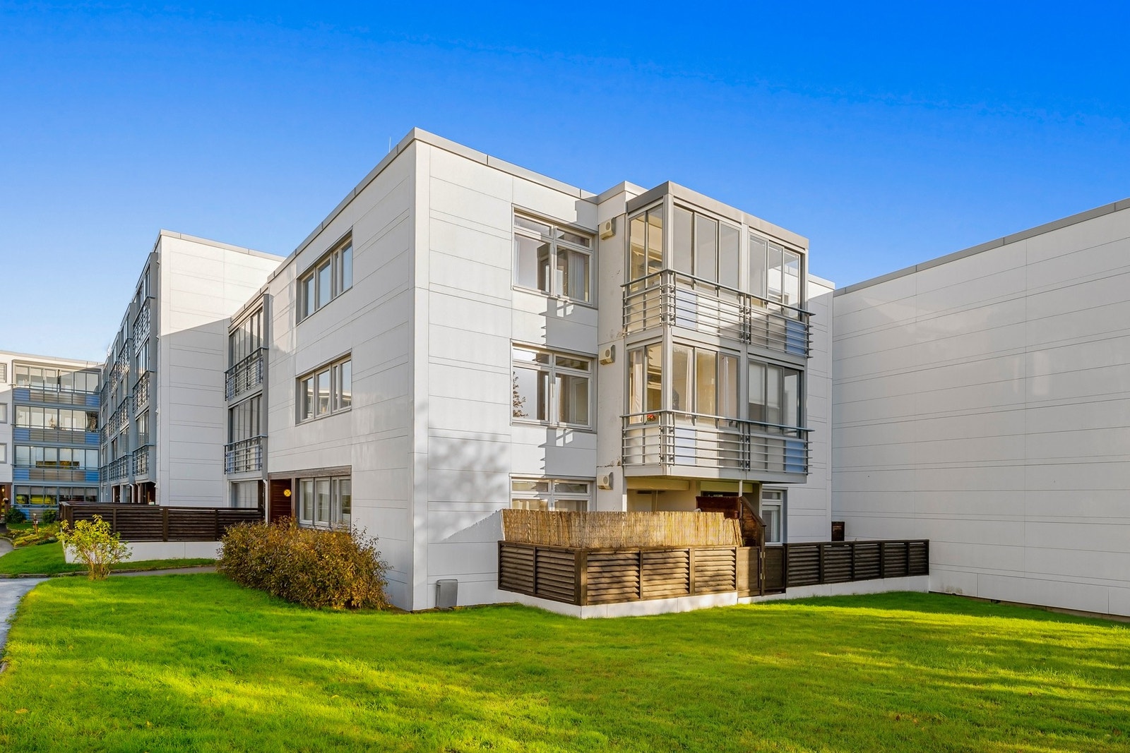 Leiligheten ligger fint til i 2. etasje. Galleribilde