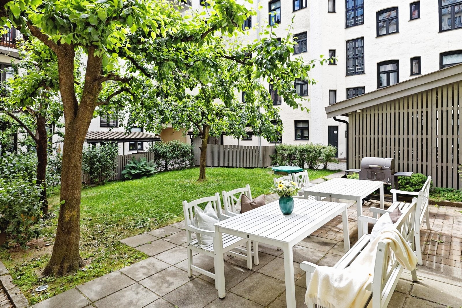 Pent opparbeidet selveiertomt på 583 m² med brosteinsbelagt adkomst, en stille og rolig bakgård som er lyssatt, pent opparbeidet hage med pæretrær Galleribilde