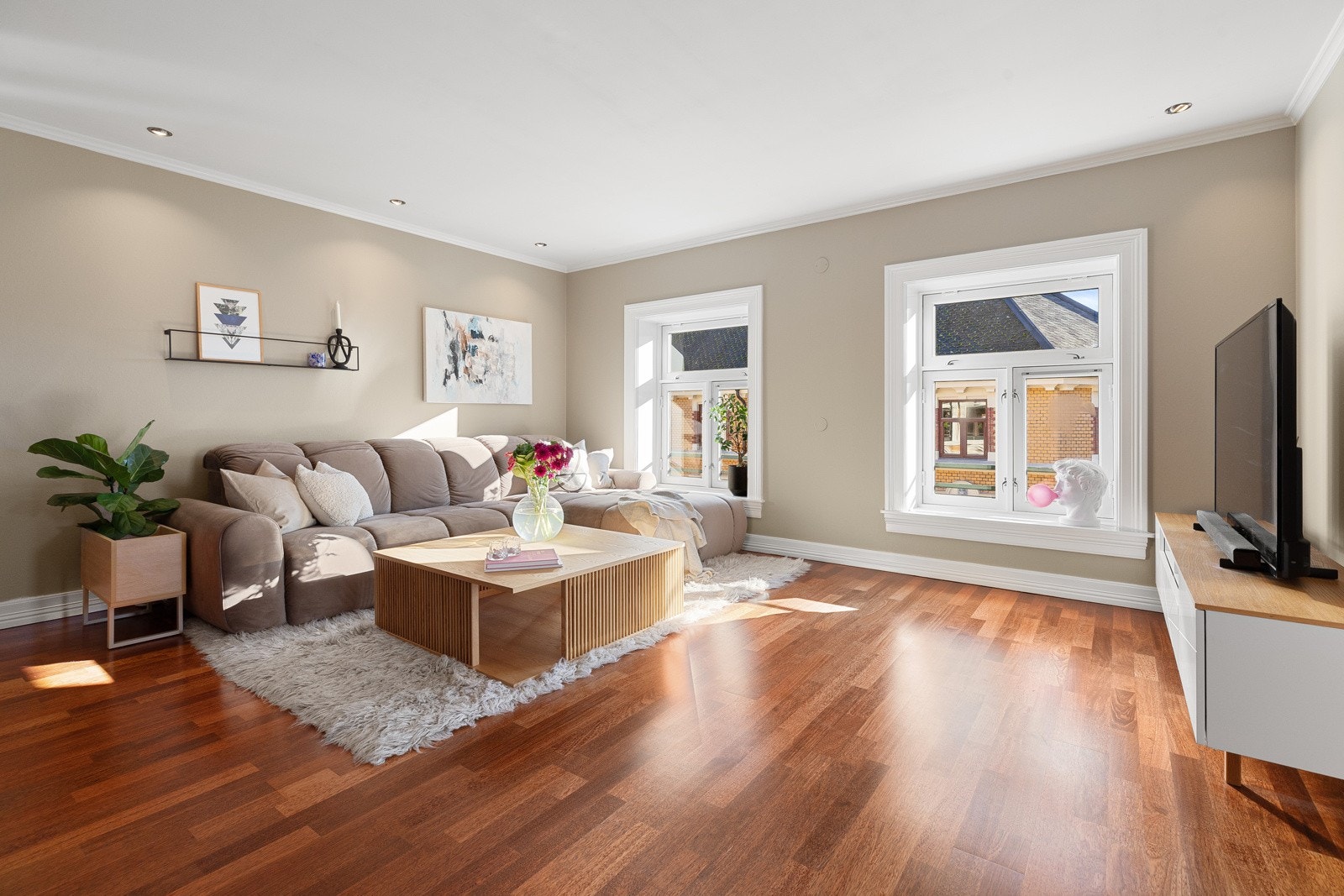 Stuen har to fine vinduer som slipper inn godt med naturlig lys, samt gir hyggelig utsyn mot nabolaget. Det er montert downlights i himling med reguleringsstyrke Galleribilde