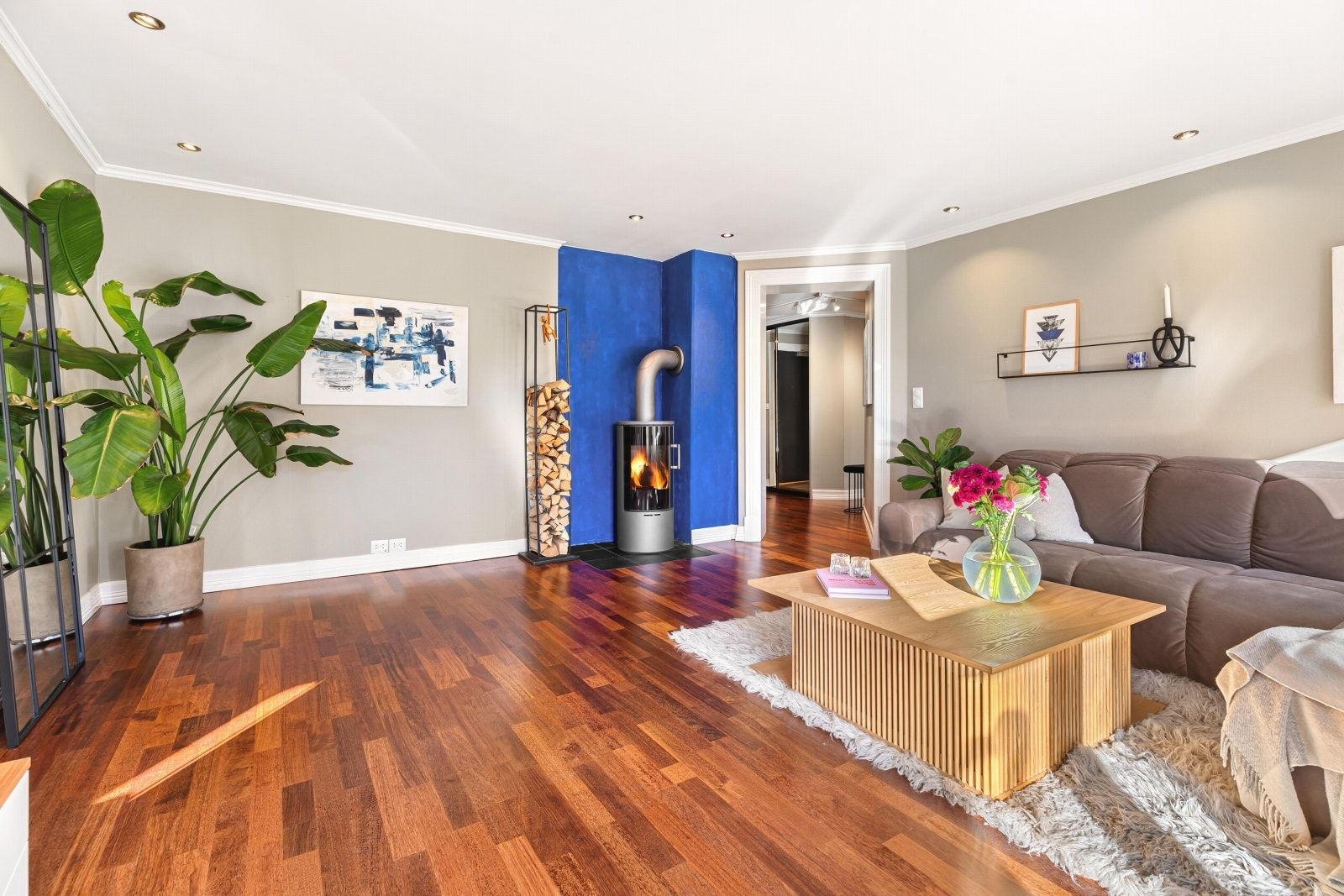 Stuen har pene parkettgulv og malte vegger fra 2023 Galleribilde