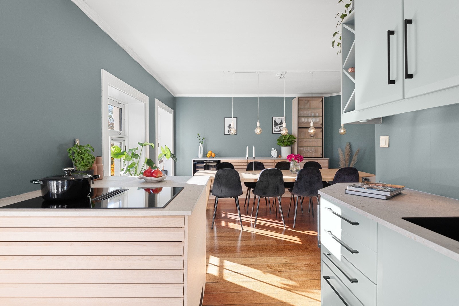 Kjøkkenet ble oppgradert i 2024, samt ble alle vegger malt i en flott farge Galleribilde