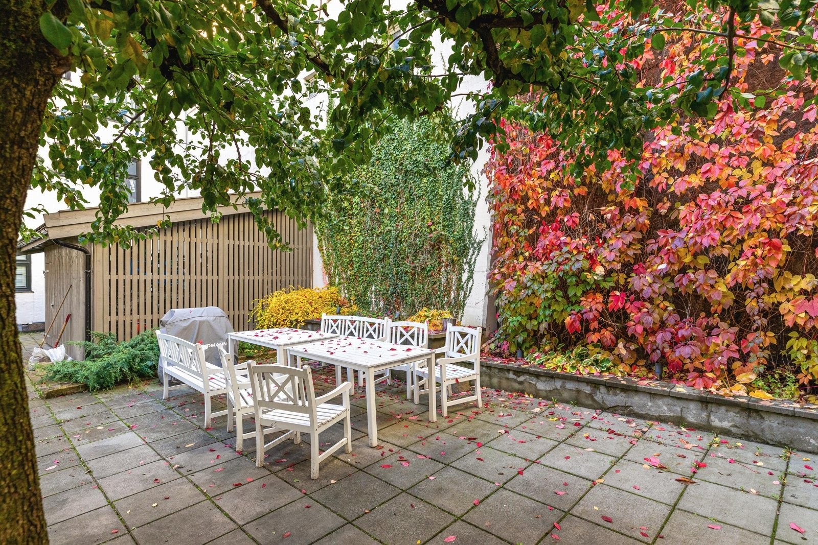 Borettslaget har investert i solide utemøbler og grill. Sandkasse til barn Galleribilde