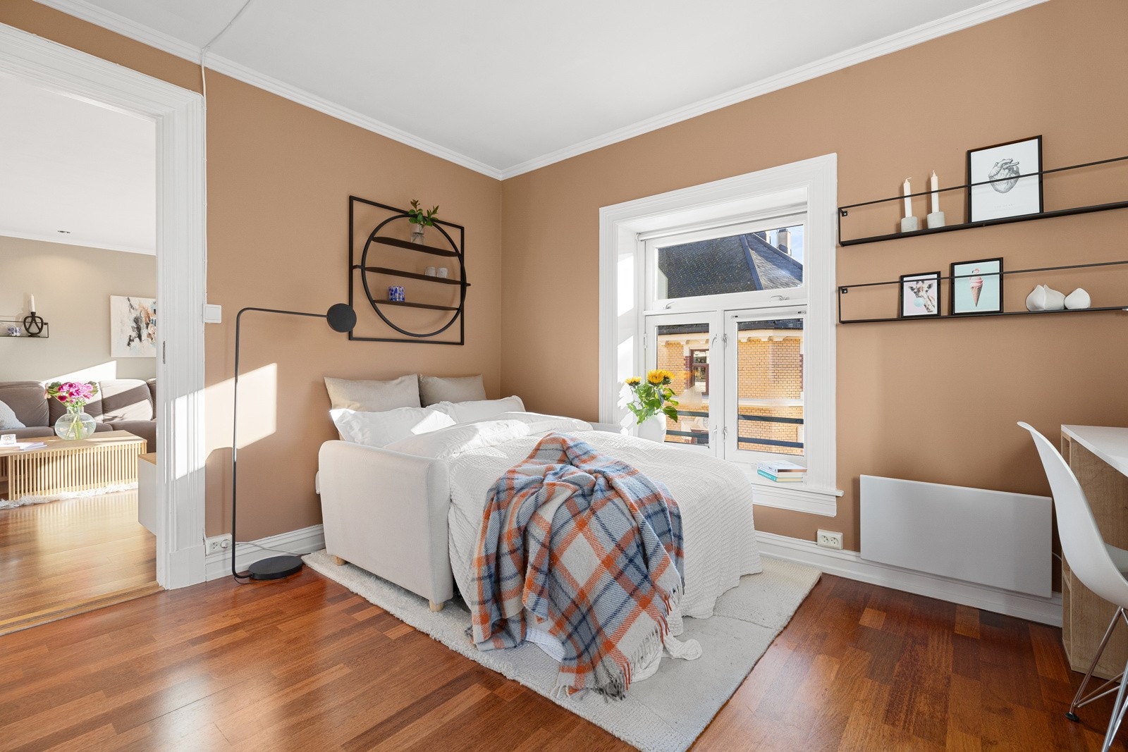 Romslig soverom/kontor med god plass til dobbeltseng, nattbord og oppbevaring av klær i stort garderobeskap Galleribilde