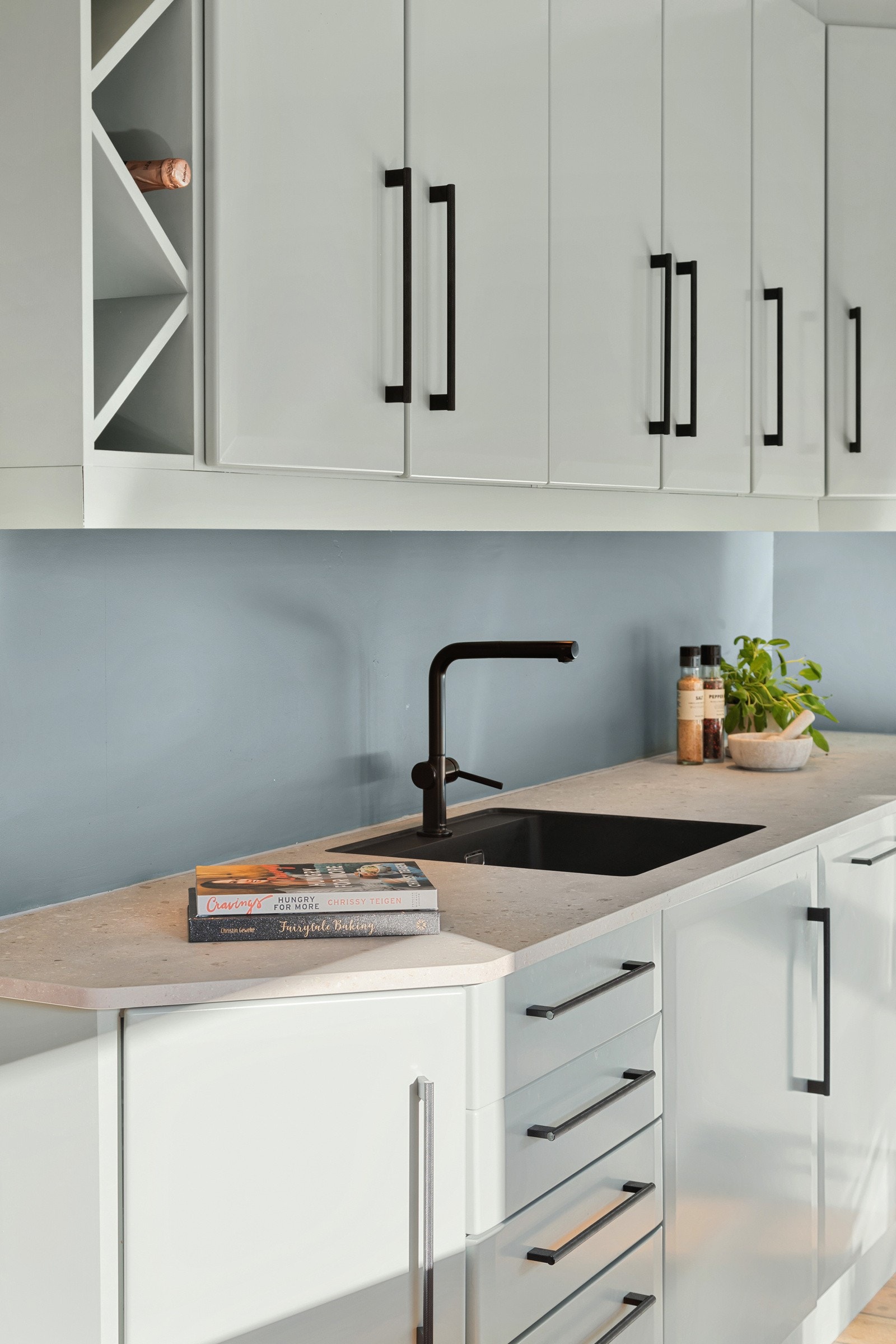 Det er god skap- og benkplass på kjøkken Galleribilde