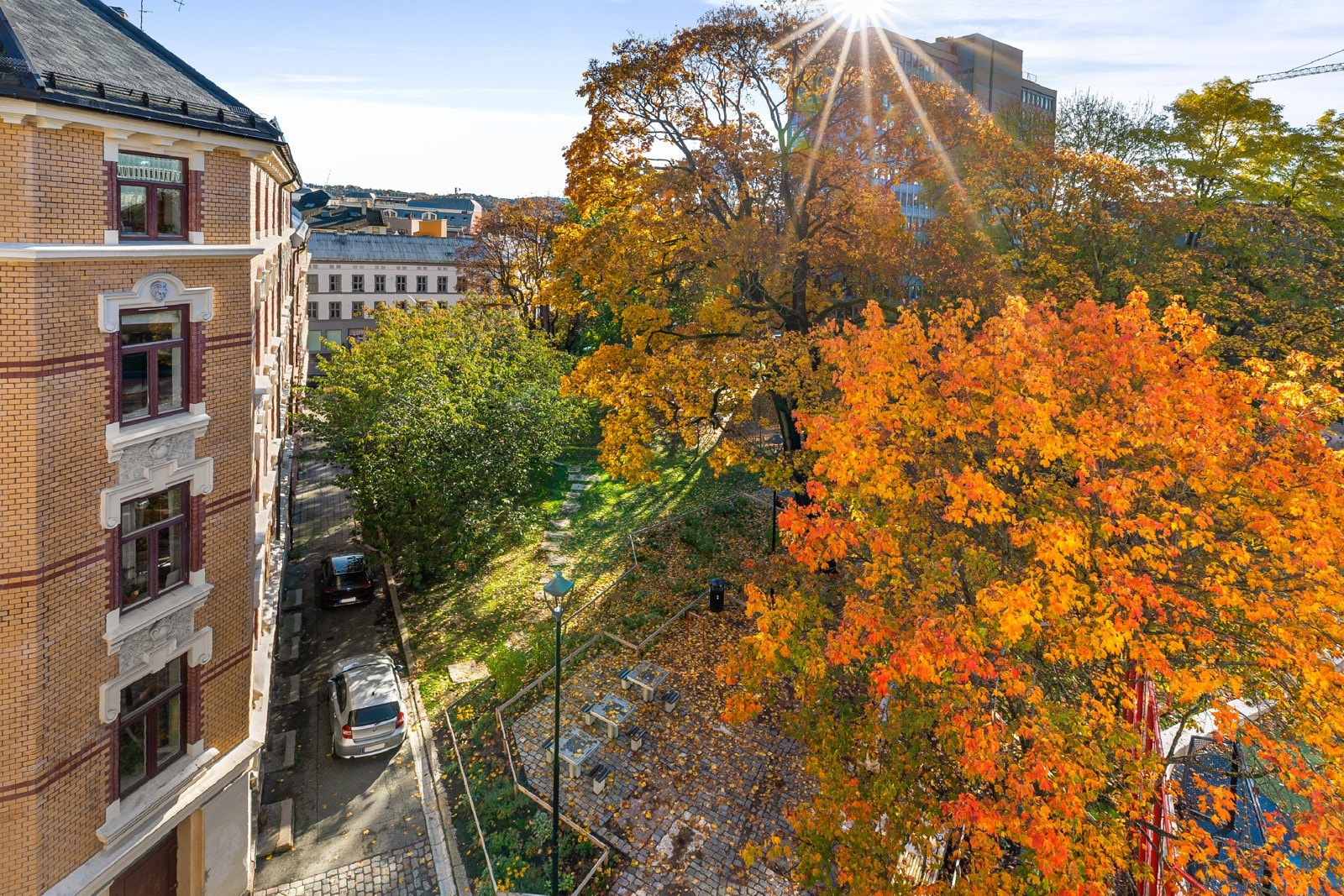 Fra balkongen og generelt i hele leiligheten er det hyggelig utsikt over et hyggelig nabolag bestående av klassiske bygninger Galleribilde