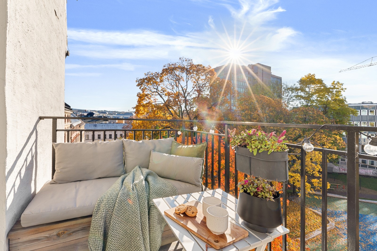 Dette er en stor 3-roms topp-/endeleilighet beliggende grønt og frodig til på Fredensborg med solrik balkong Galleribilde