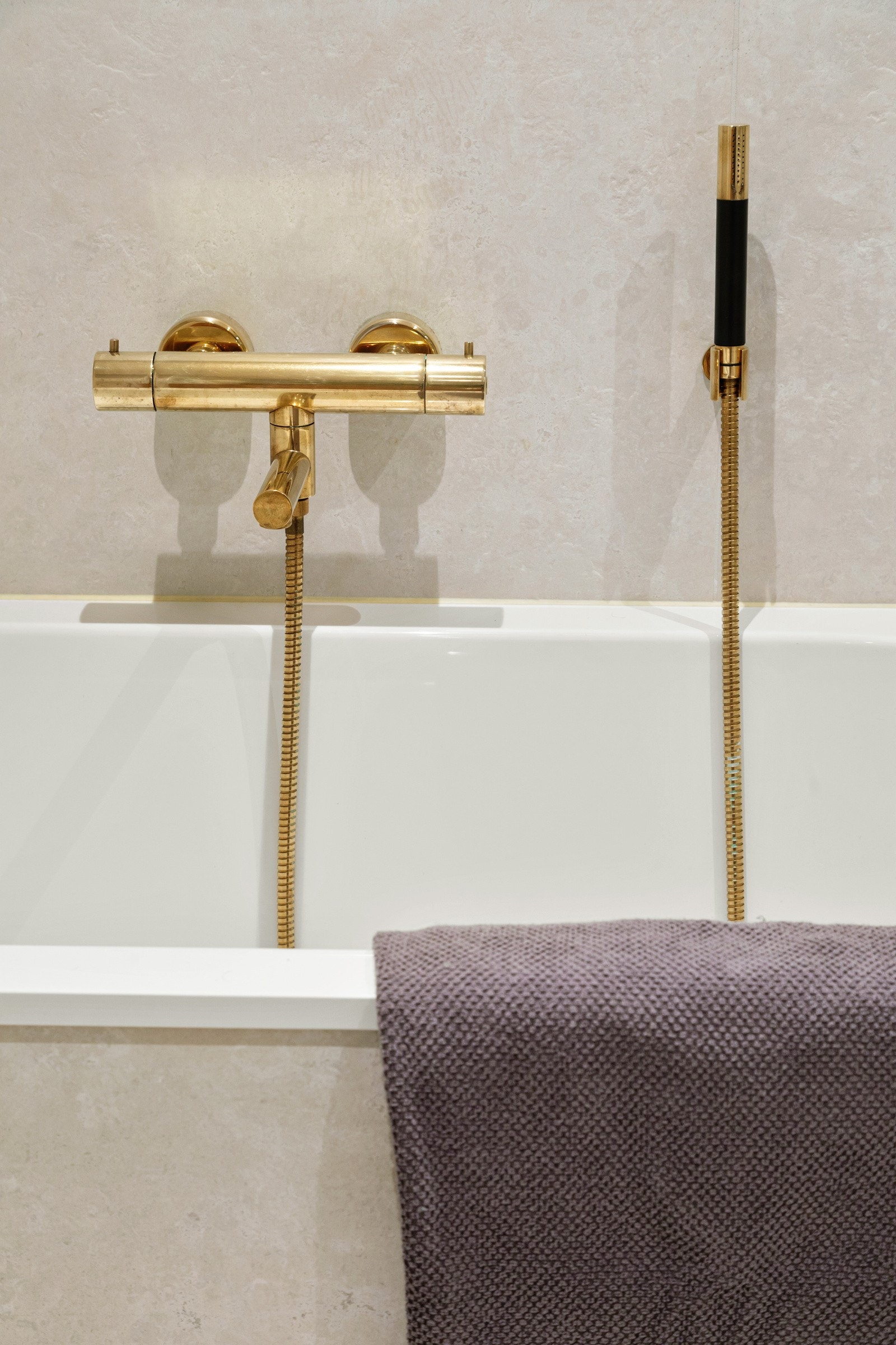 Badet har kraner/dusj utført i lekker messing fra kvalitetsmerket Tapwell Galleribilde