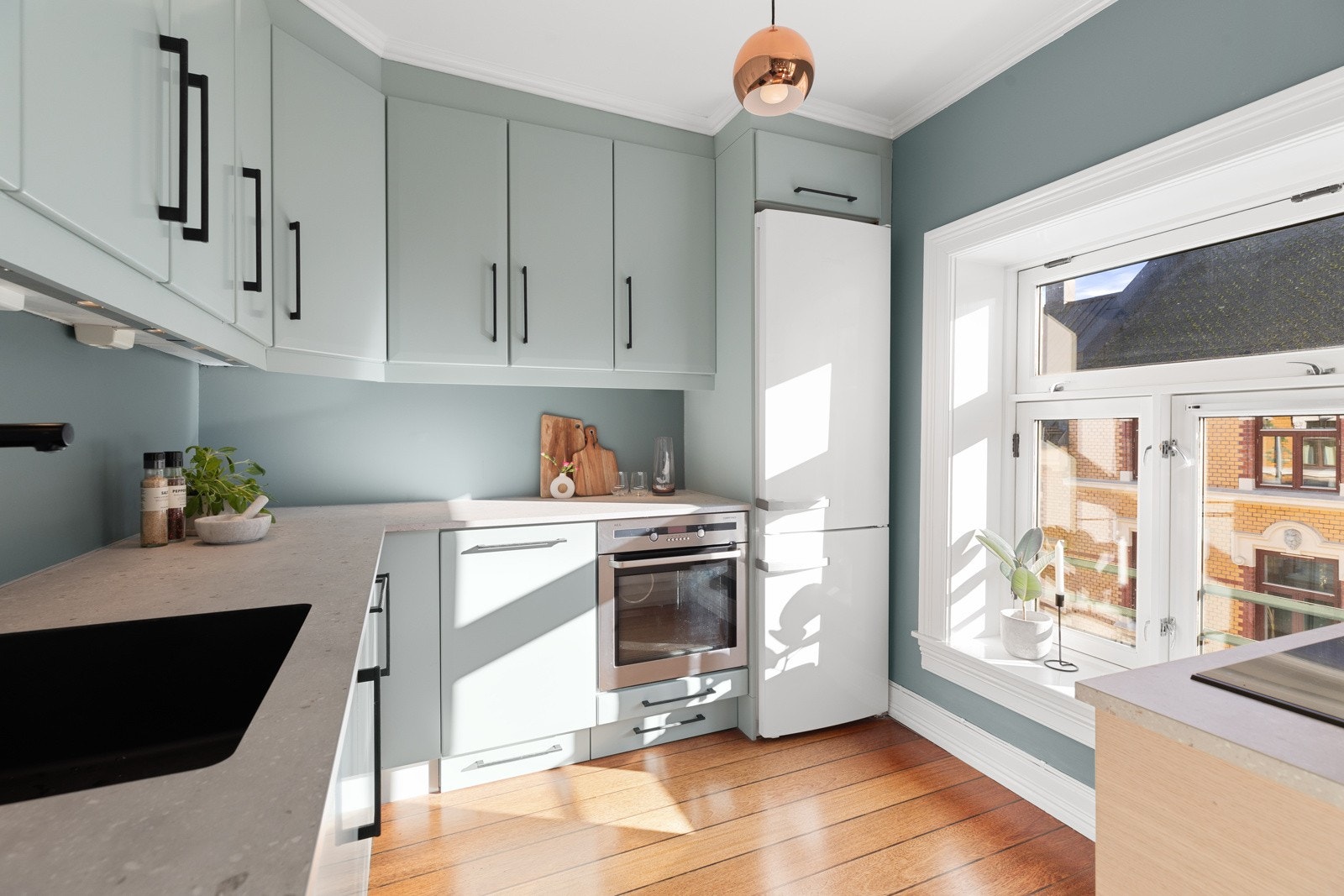 Rommet har tre store vinduer på rad som sørger for godt med naturlig sollys og trivelig utsyn Galleribilde