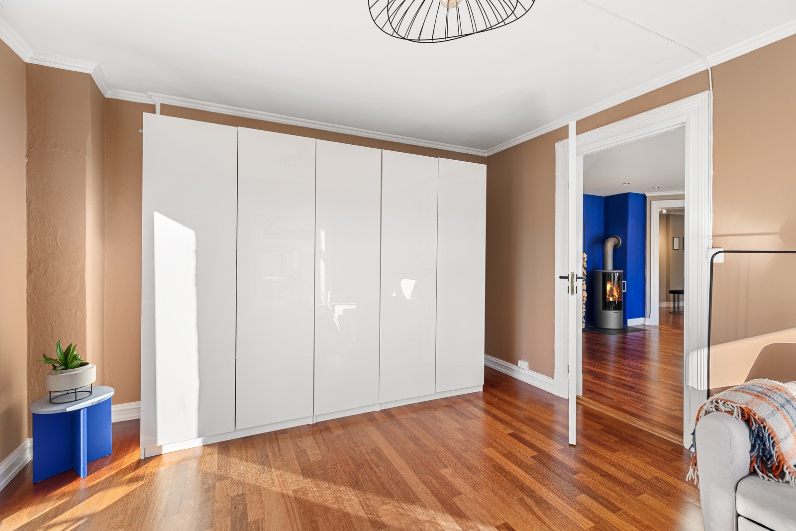 Masse oppbevaringsplass i garderobeskap på soverom Galleribilde