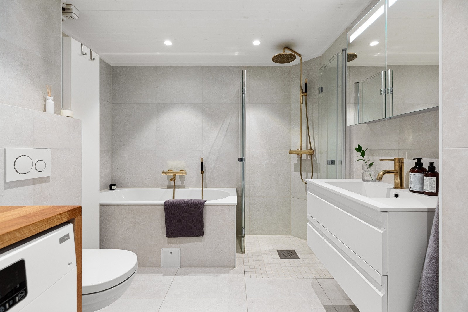 Delikat, flislagt baderom fra 2018 med varmekabler i gulv og downlights i himling med reguleringsstyrke Galleribilde