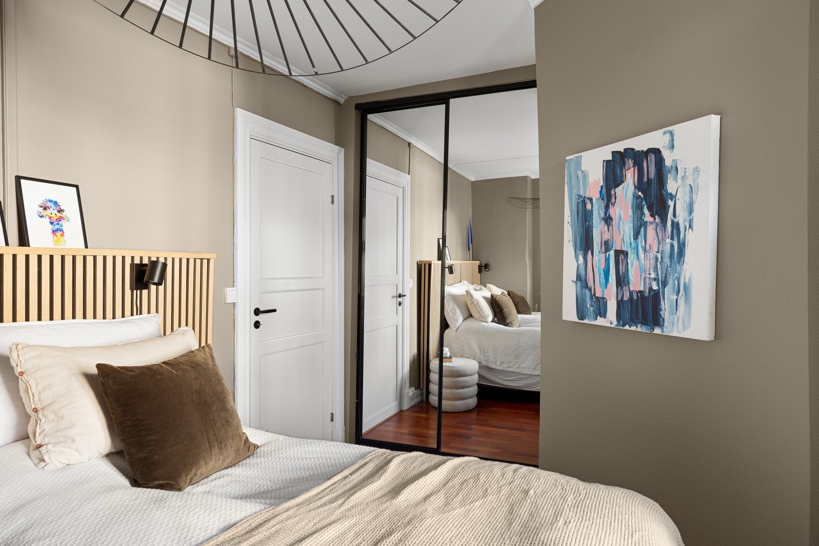 Rommet har god plass til dobbeltseng og oppbevaring av klær i speilbelagt garderobeskap Galleribilde