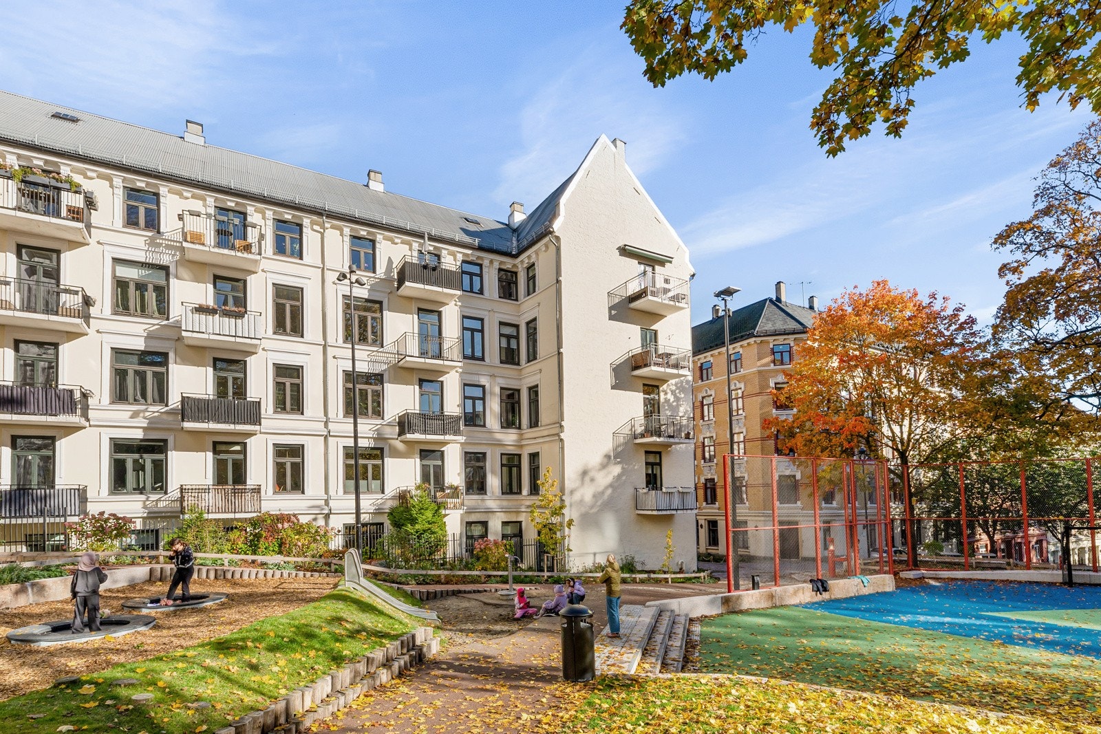 Kristparken er byggets nærmeste nabo og parken er nylig pusset opp av Oslo kommune Galleribilde