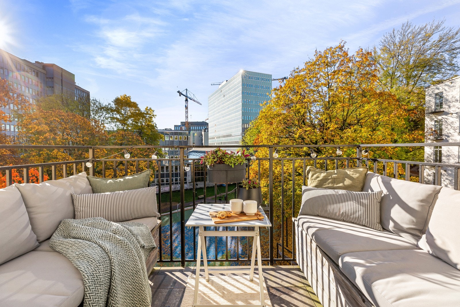 På balkongen er det god plass til utemøbler Galleribilde