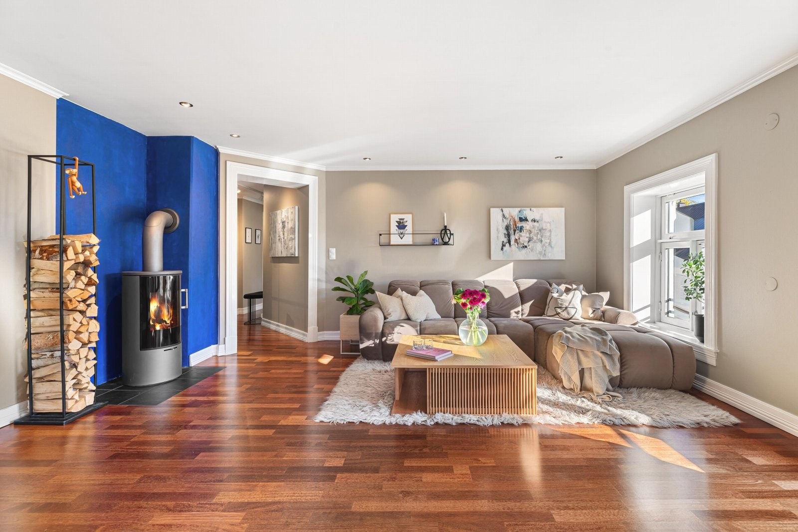 Luftig stue med god plass til stor sofagruppe med tilhørende møblement. I stuen er det plassert en rentbrennende peisovn i stue som varmer godt på kalde høst- og vinterdager. Pipene ble rehabilitert i 2012 Galleribilde