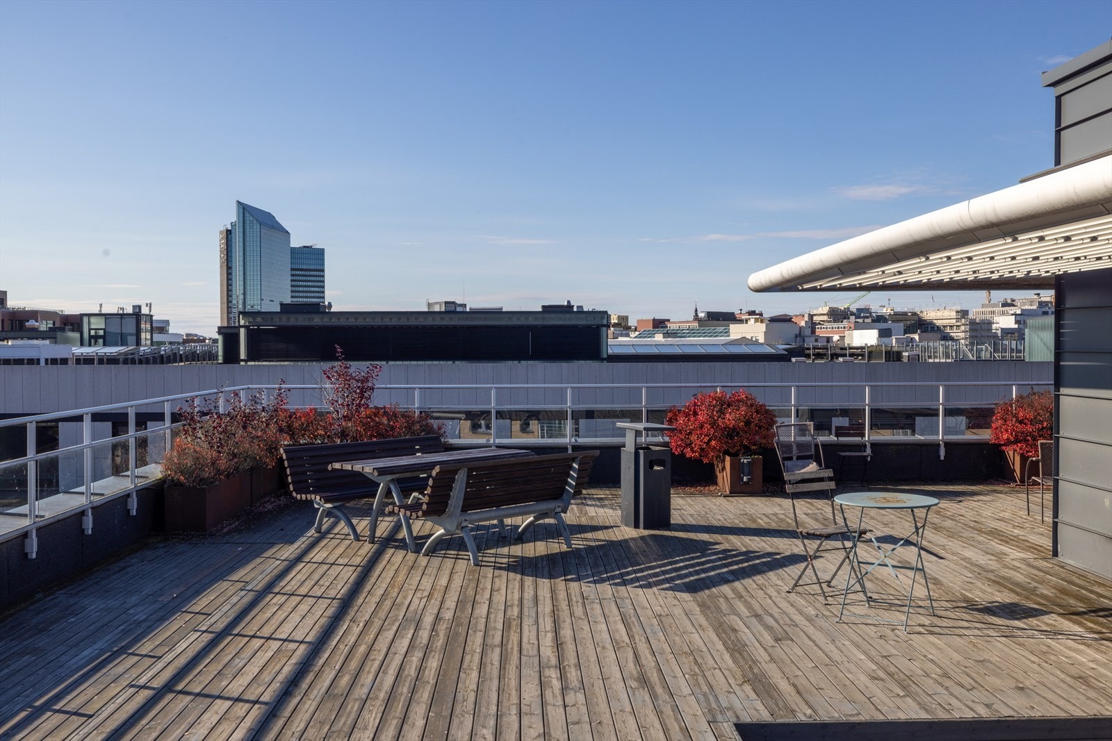 Felles takterrasse er utstyrt med flere sittegrupper og planter Galleribilde