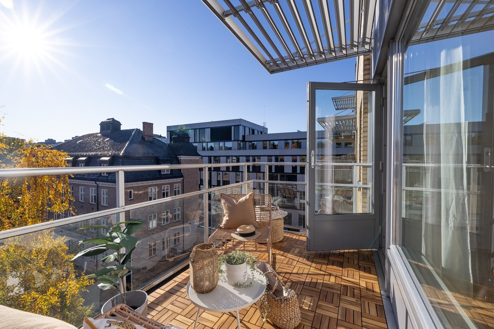 Balkongen er utstyrt med varmelampe og strømuttak Galleribilde
