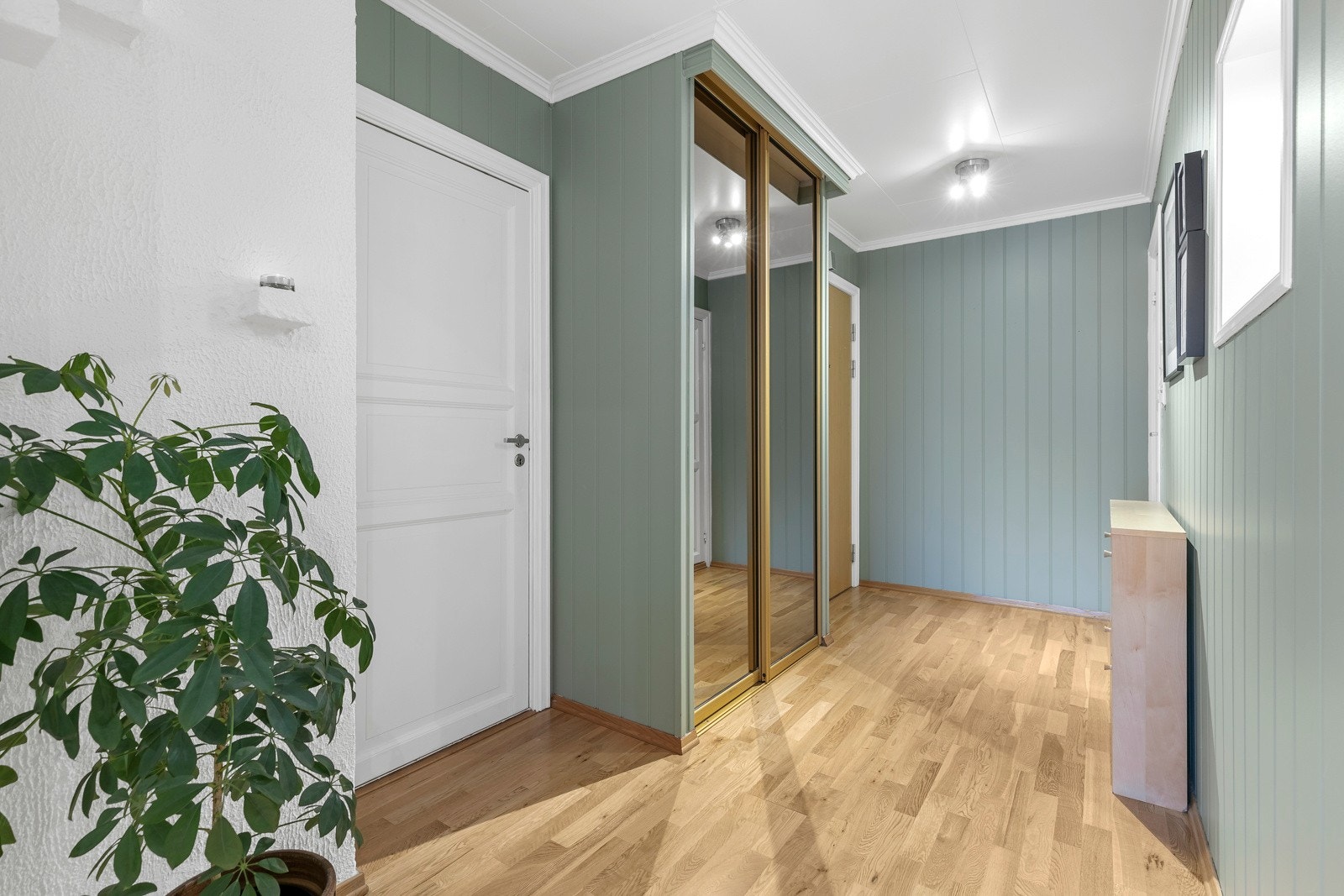 Entré med skyvedørsgarderobe. Galleribilde