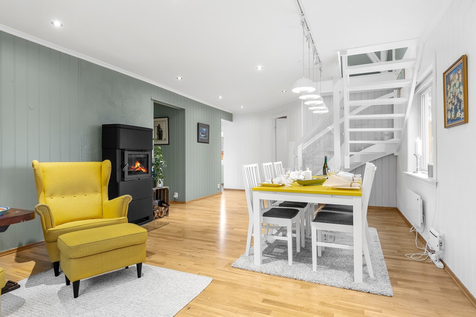 Plass til både sofagruppe og spisebord. Galleribilde