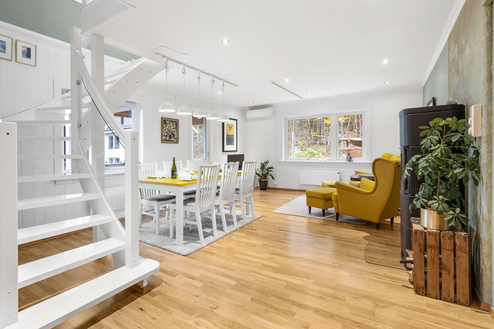 Romslig stue med mye lysinnslipp. Galleribilde
