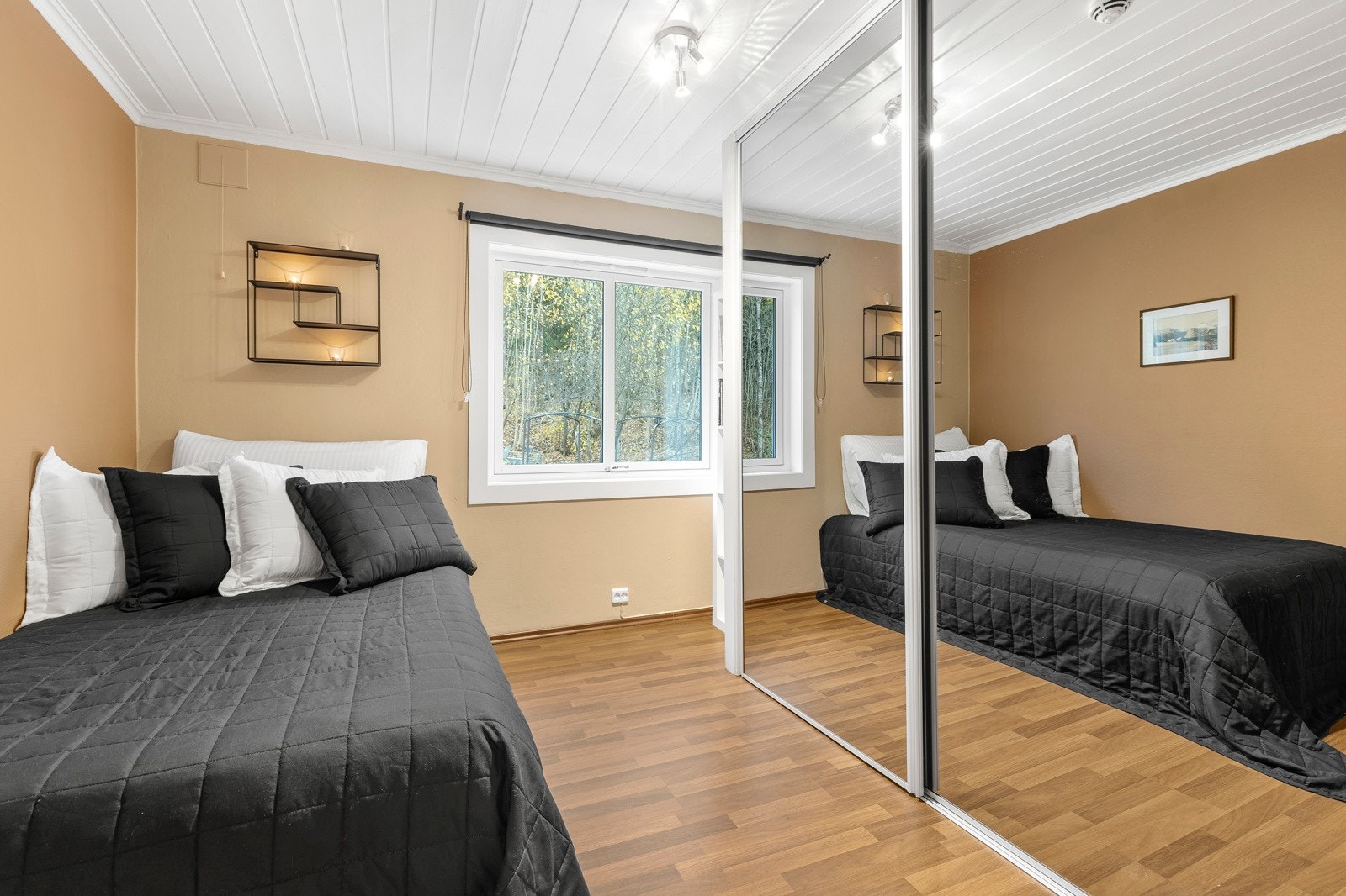 Soverom med skyvedørsgarderobe. Galleribilde