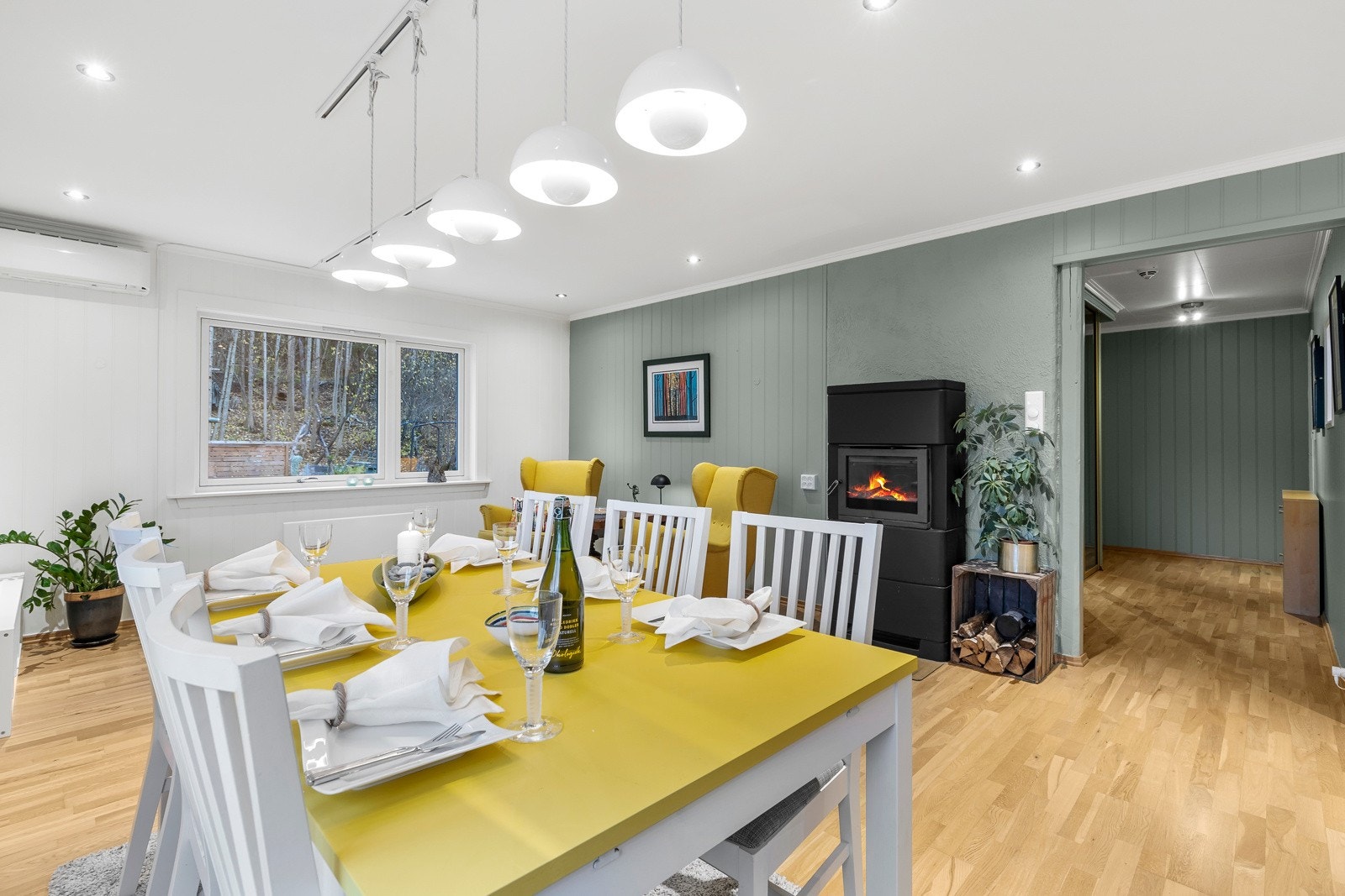 Utstrakt bruk av downlightsbelysning. Galleribilde