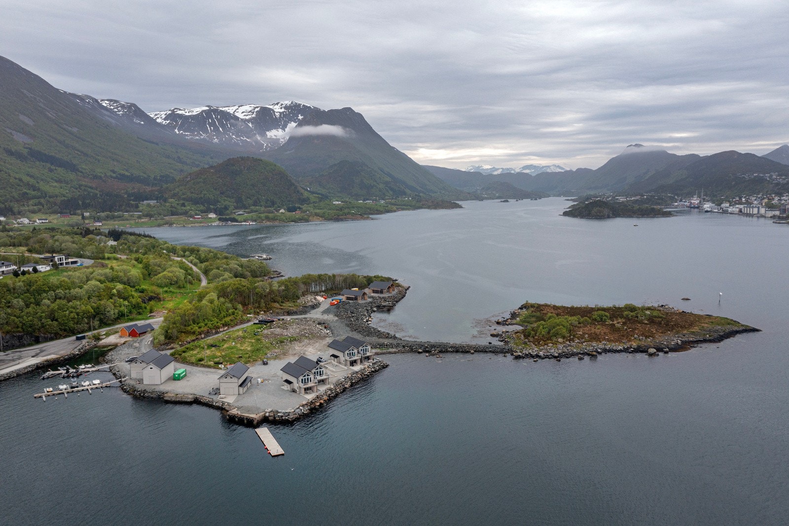 Omkranset av vakker natur og mektige Sunnmørsfjell er dette det perfekte fristedet. Galleribilde