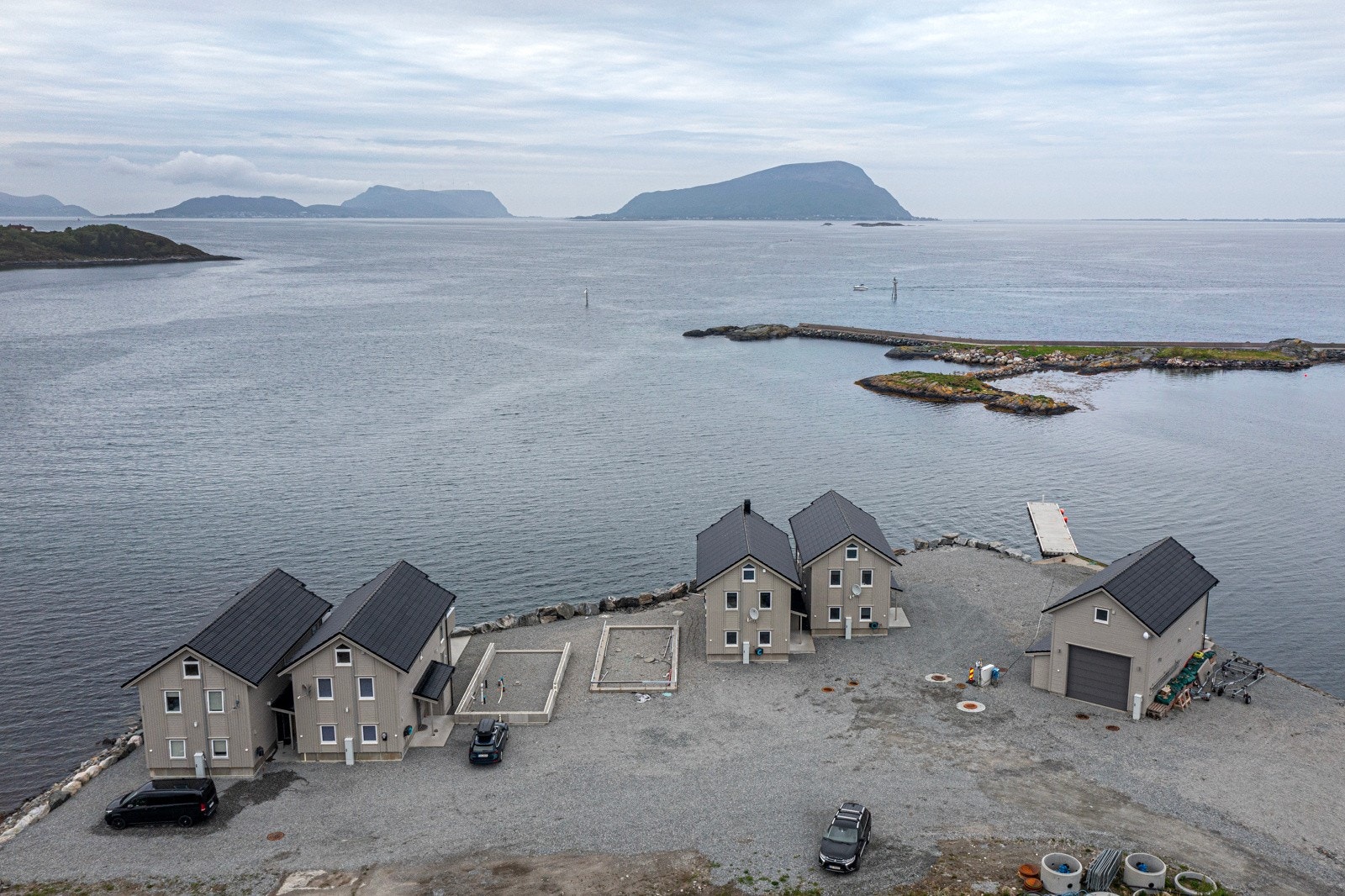 Fantastisk flott beliggenhet i sjøkanten. Rorbuer som dette er svært attraktive utleieobjekter for turister. Galleribilde