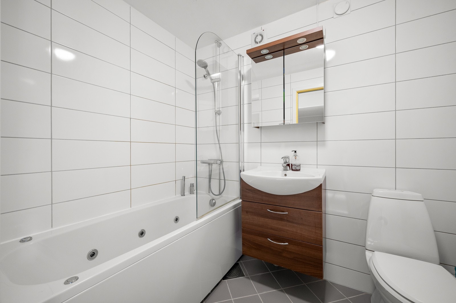 Pent bad innredet med badekar. Galleribilde