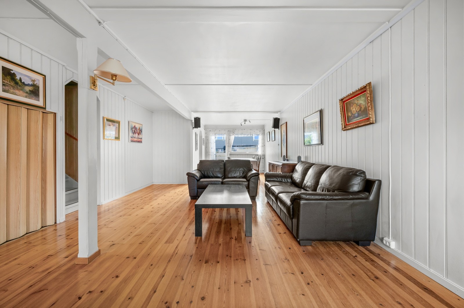 Rekkehuset går over to plan og inneholder blant annet romslig entré, stue/spisestue, stue, kjøkken, bad, vaskerom og 4 soverom. Galleribilde