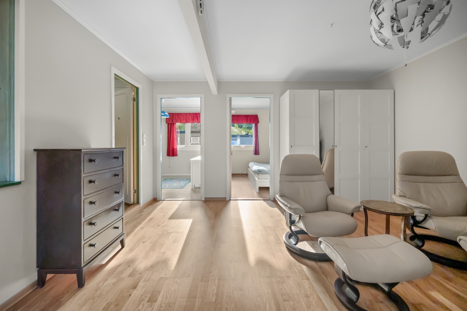 Stor stue i 2.etasje som kan benyttes som ungdomsavdeling. Galleribilde