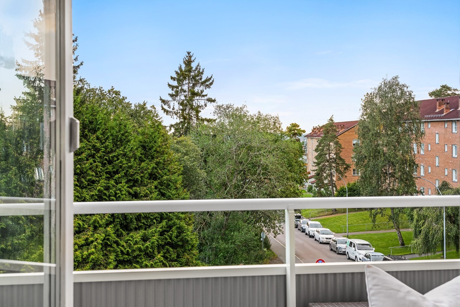 Balkongen har svært gode solforhold med sol fra morgen til kveld. Galleribilde