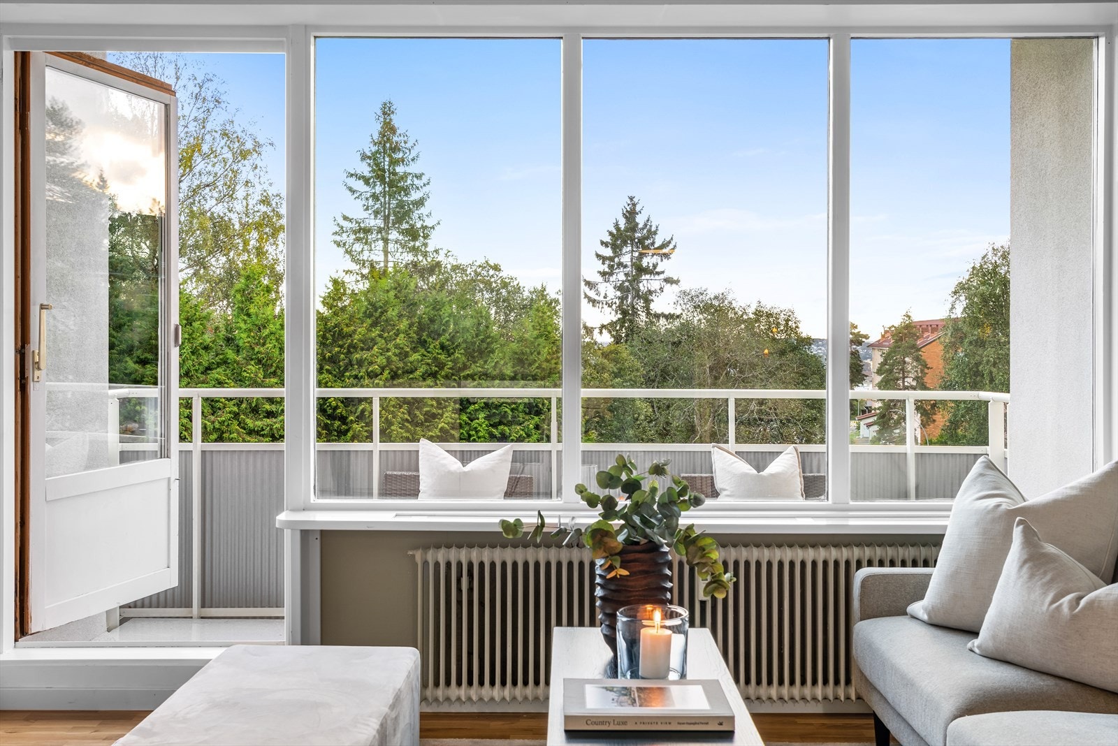 Stuen har utgang til balkong og store vindusflater som gir rikelig med naturlig lysinnslipp. Galleribilde