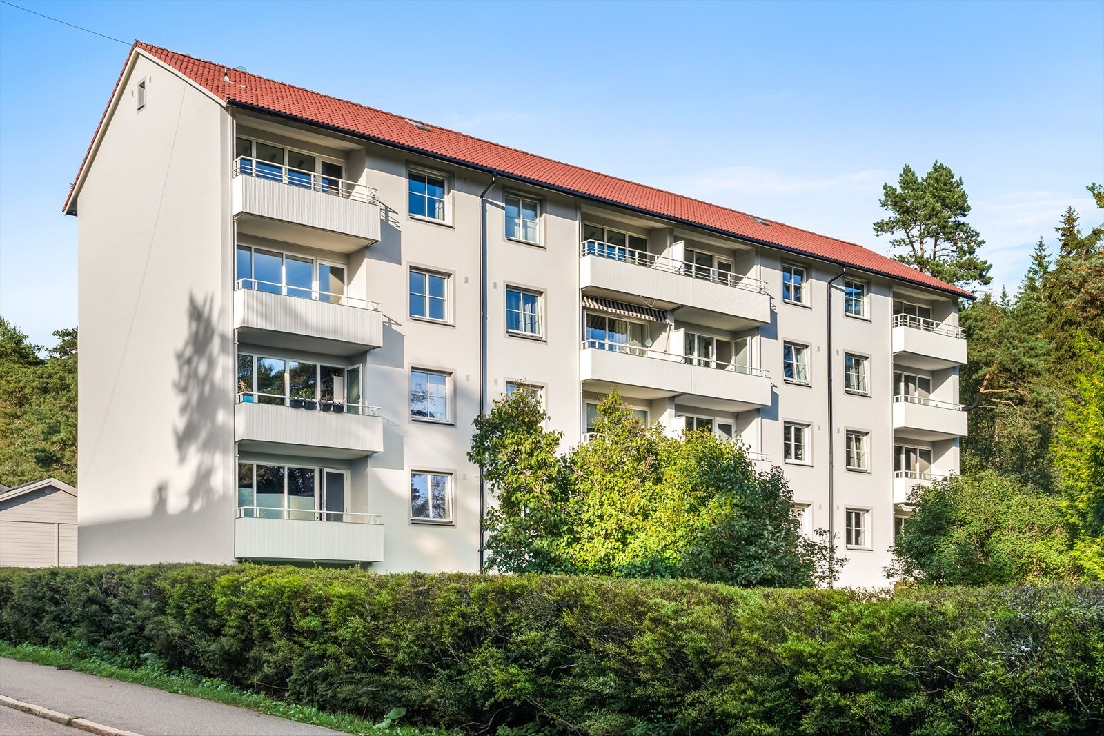 Pent bygg med svært god beliggenhet. Sameiet gjennomførte fasaderehabilitering i 2023/2024. Galleribilde