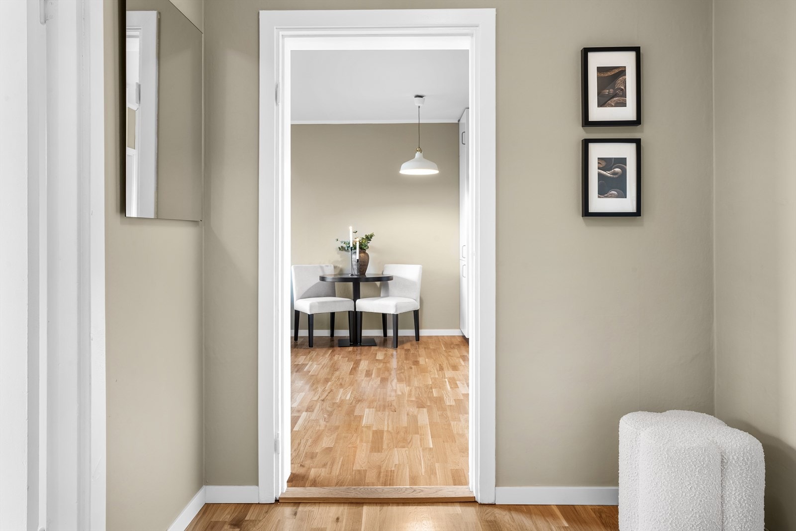 Entré/gang med adkomst til soverom stue/kjøkken og bad. Galleribilde