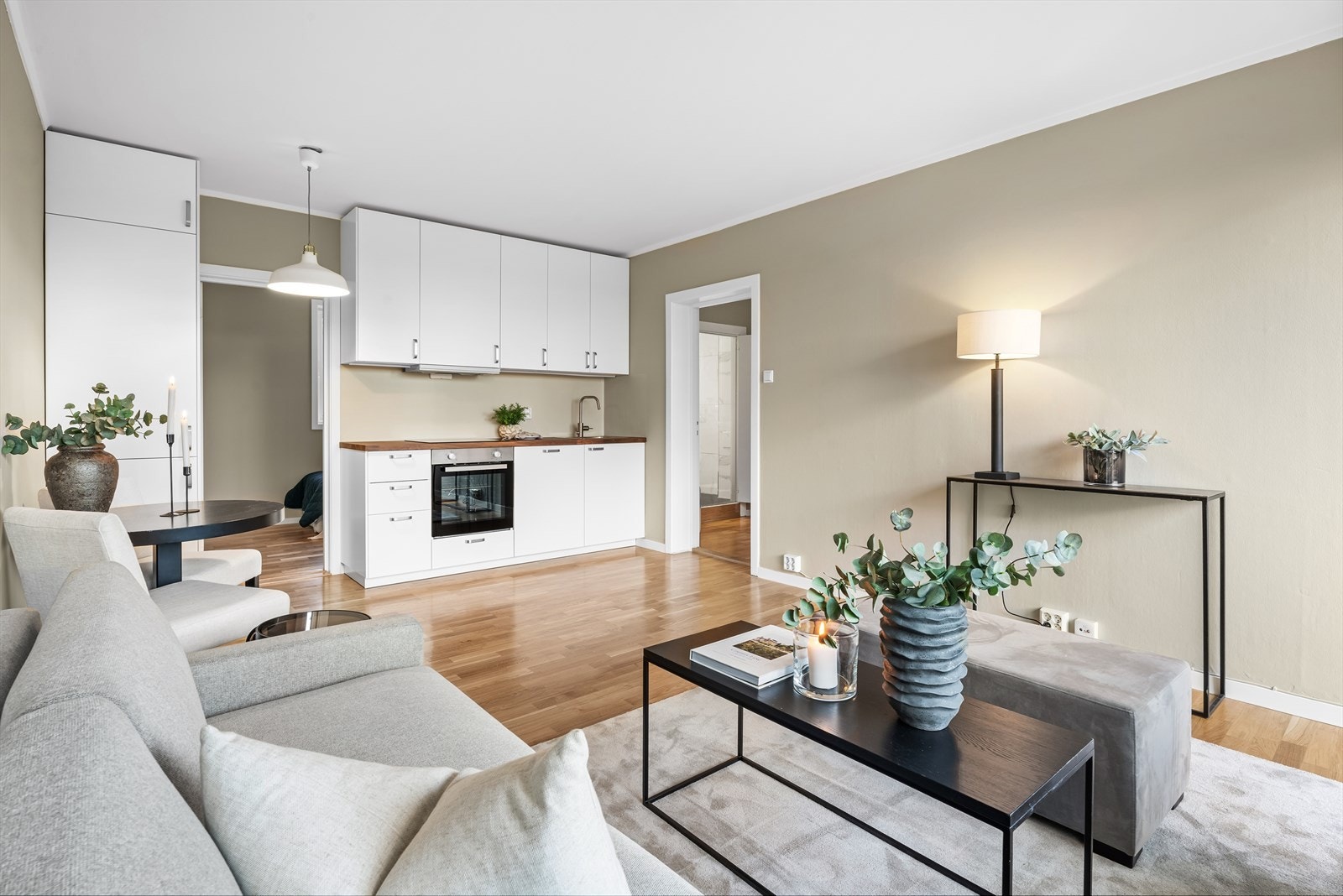 Kjøkkenet har heltre benkeplate og integrert hvitevarer med kombi kjøle- og fryseskap, oppvaskmaskin, stekeovm og induksjonstopp. Galleribilde