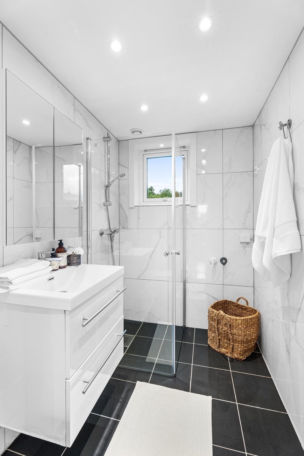 Opplegg for vaskemaskin og tørketrommel. Varmekabler i gulv og downlights i himling. Ventilasjonskanal og vindu med naturlig lysinnslipp. Galleribilde