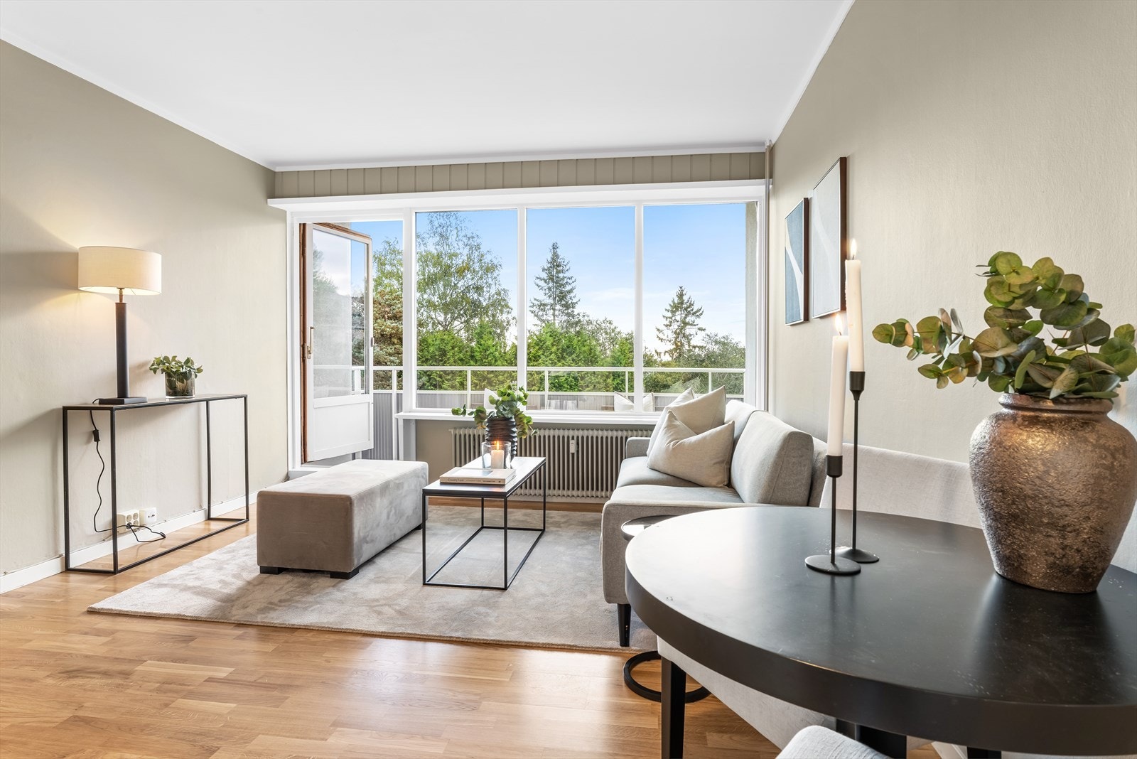 Nyt gulv i hele leiligheten i 2023. Stuen har også plass til spisebord. Galleribilde