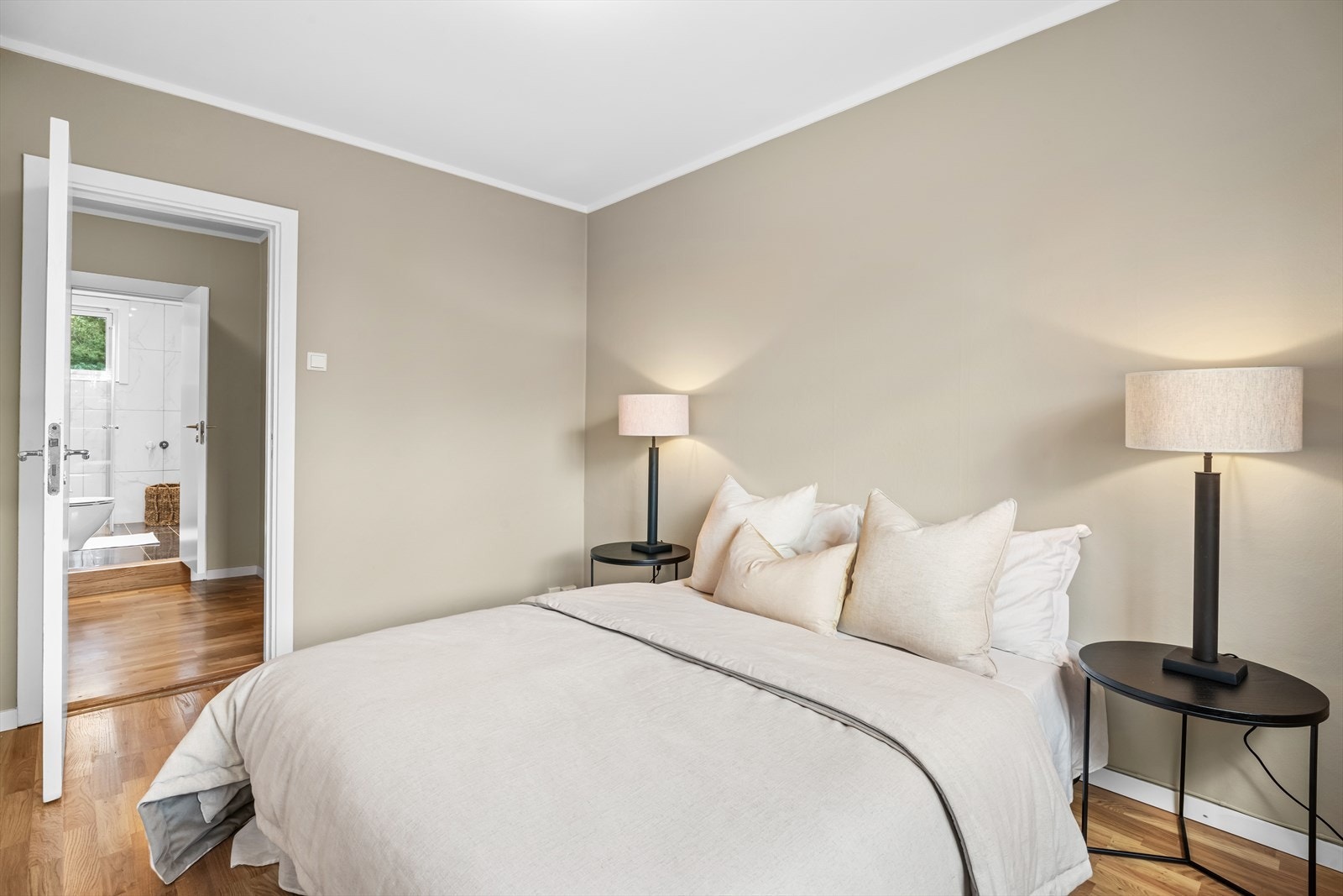 Stort hovedsoverom på 12,2 m² med god plass til dobbeltseng og tilhørende møblement. Galleribilde