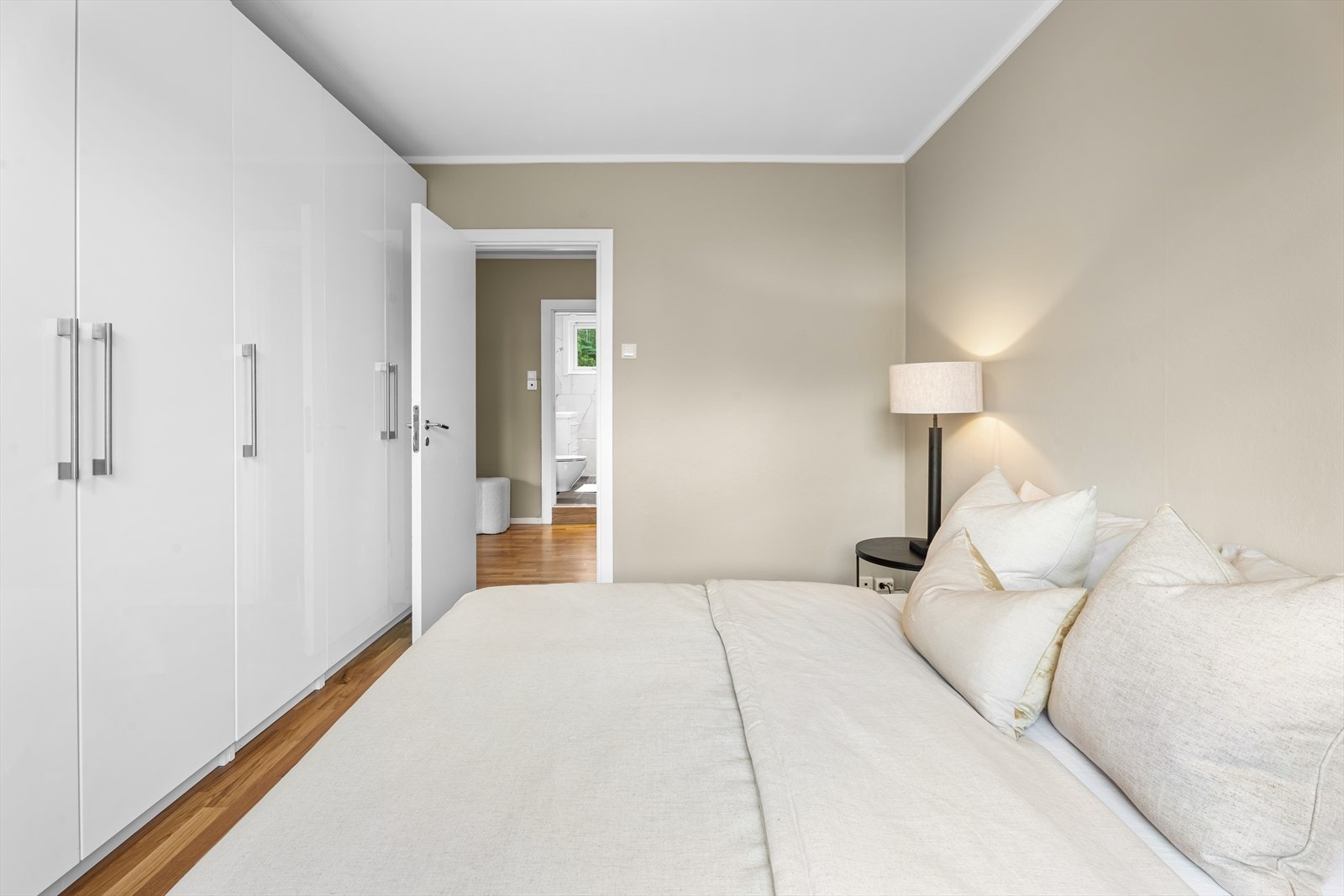 Svært god lagringsplass i stort garderobeskap på 2,5 meter bredde. Galleribilde