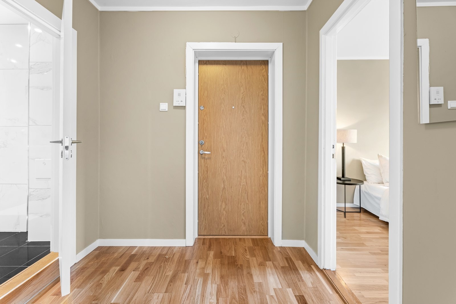 Brann- og lydklassifisert entrédør og moderne porttelefon. Velkommen til visning. Galleribilde