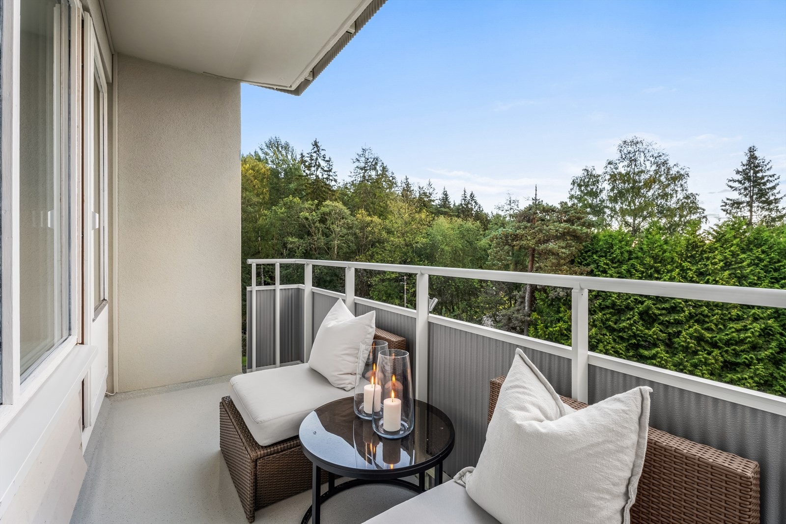 Overbygget sydvendt balkong på ca. 5,4 m² med flott utsyn uten innsyn. Galleribilde